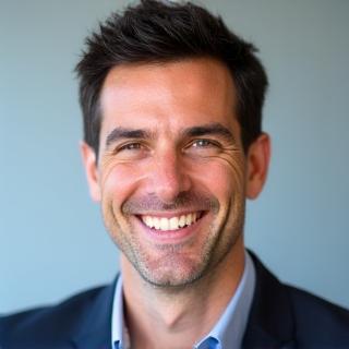 Portrait professionnel de Marc Rivière, un homme souriant aux cheveux foncés.
