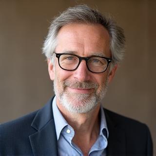 Portrait professionnel de Pierre Legrand, un homme d'âge moyen avec des lunettes.
